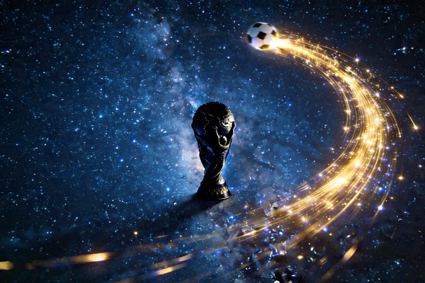 璀璨星空下的大力神杯剪影与金色足球轨迹